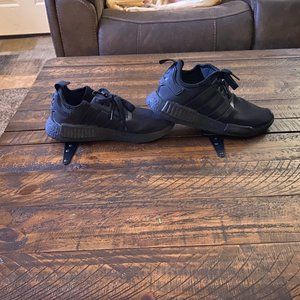 ADIDAS unisex athletic shoes size 7!